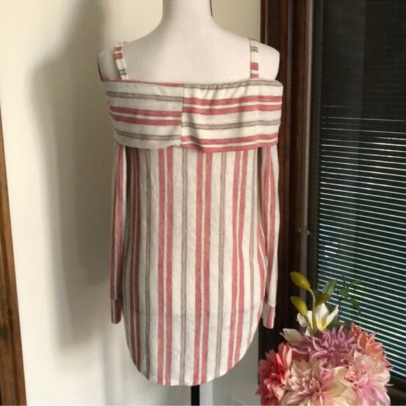 Lavender Fields | Cold Shoulder Long Sleeve Top Size S - Picture 3 of 6